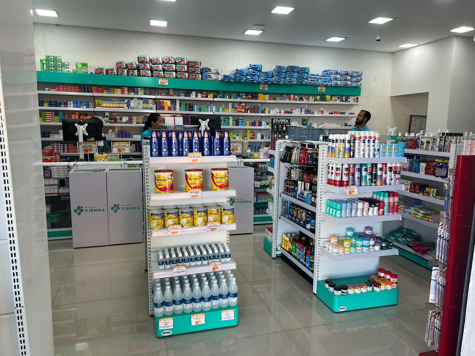 Gôndolas em metalon e MDF para Farmácias e Drogarias